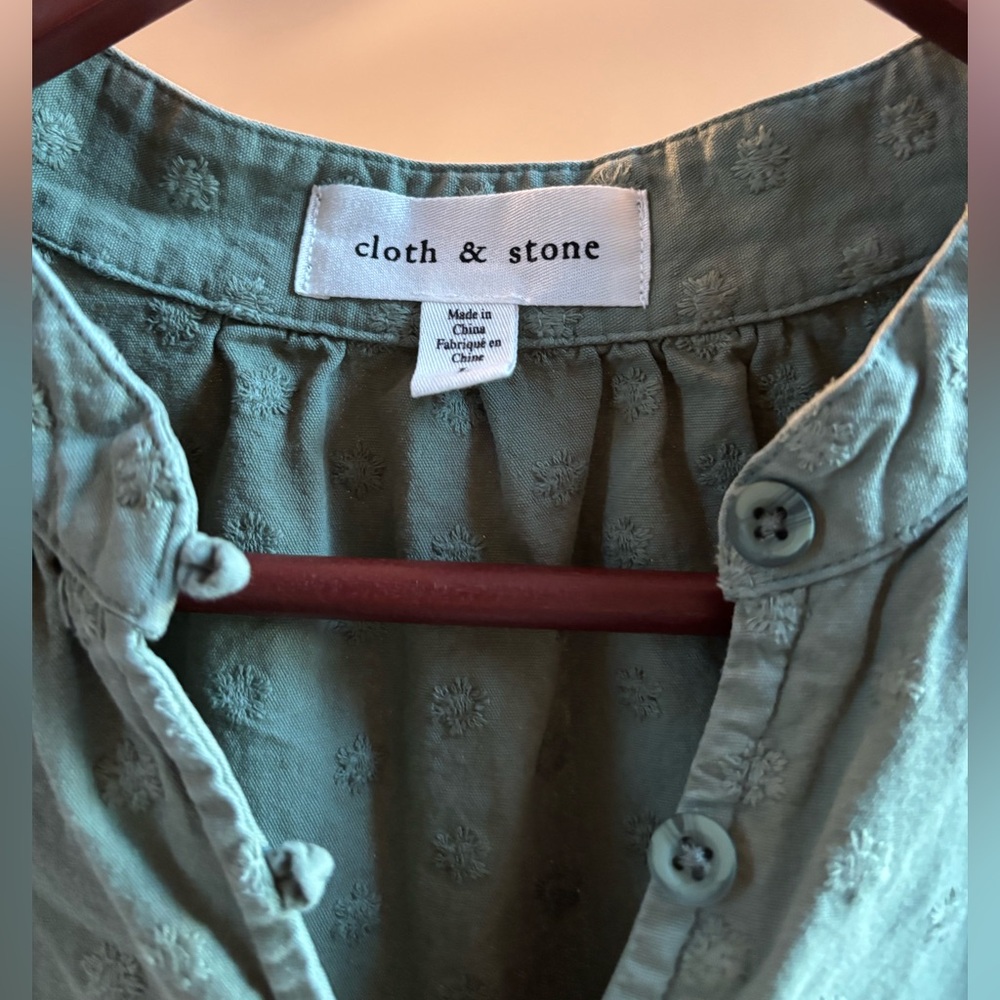 Cloth & Stone, Circular Pattern Textured, Soft Green Blouse, Size Large, Button - Picture 12 of 13
